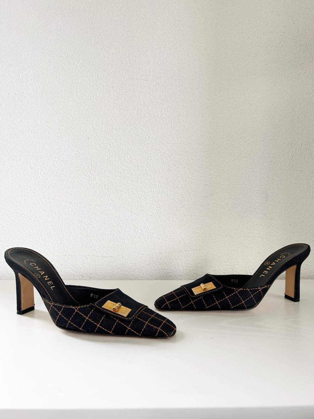 Chanel Vintage Dark Denim Turnlock Quilted Mule Heels Size EU 38.5 - Picture 2 of 13